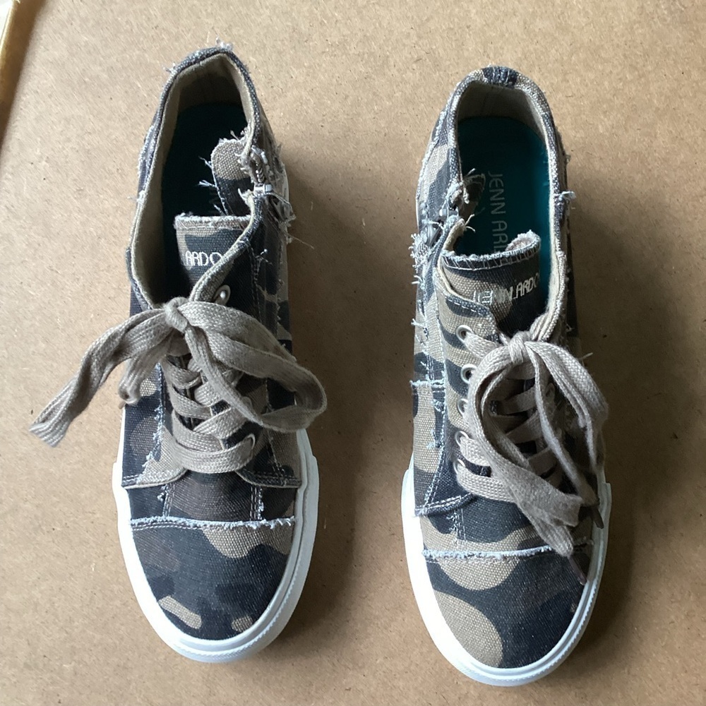Jenn Ardor green camouflage casual sneakers, size 8.5